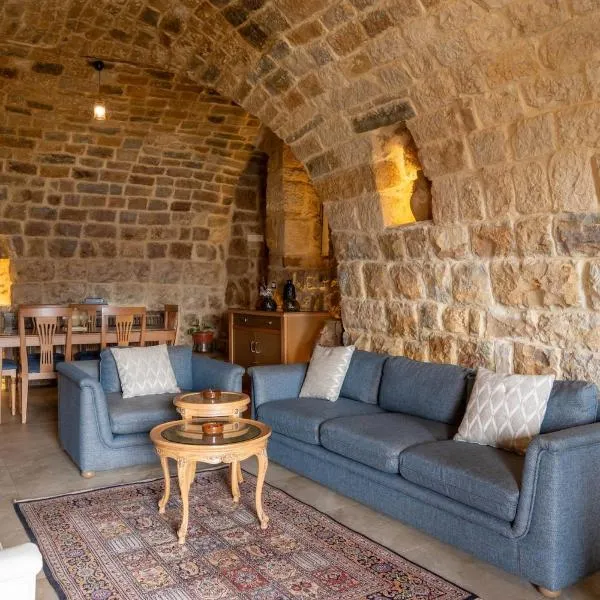 Authentic 2 bedrooms house in the heart of Ehden,艾登的飯店