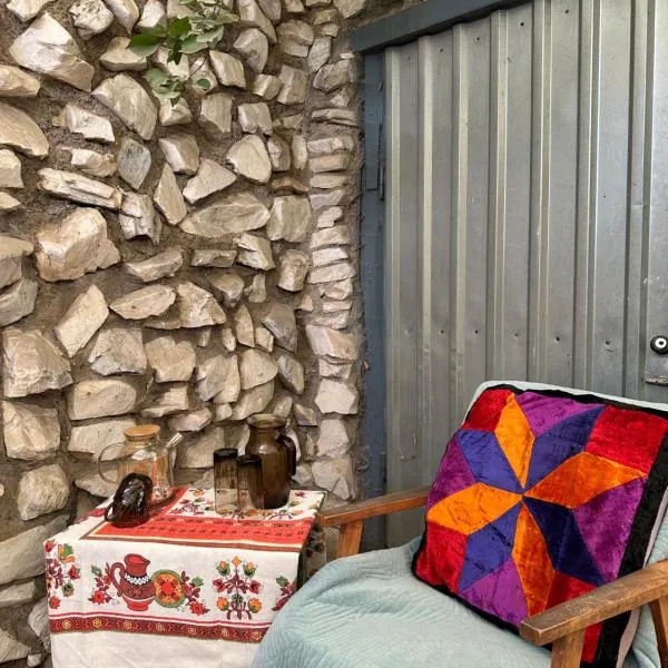 Lucky House guest house, hotel em Karakol