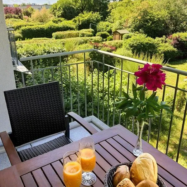 Ferienwohnung mit großem Balkon - ruhig, elbnah & stadtnah, hotel v mestu Dresden