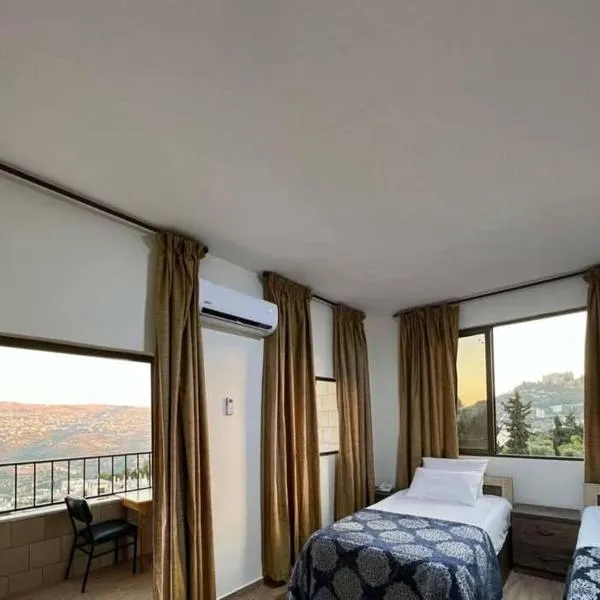 Al-jabal castle Hotel - Ajloun: Ajloun şehrinde bir otel