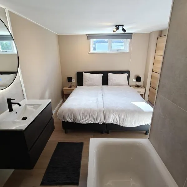 Luxe 6 persoons bungalow met 3 slaapkamers 2 badkamers en ensuite ligbad, khách sạn ở Sint Maartensvlotbrug