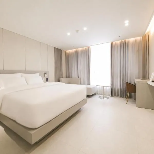 Zenith Hotel, hotel u gradu Čečon