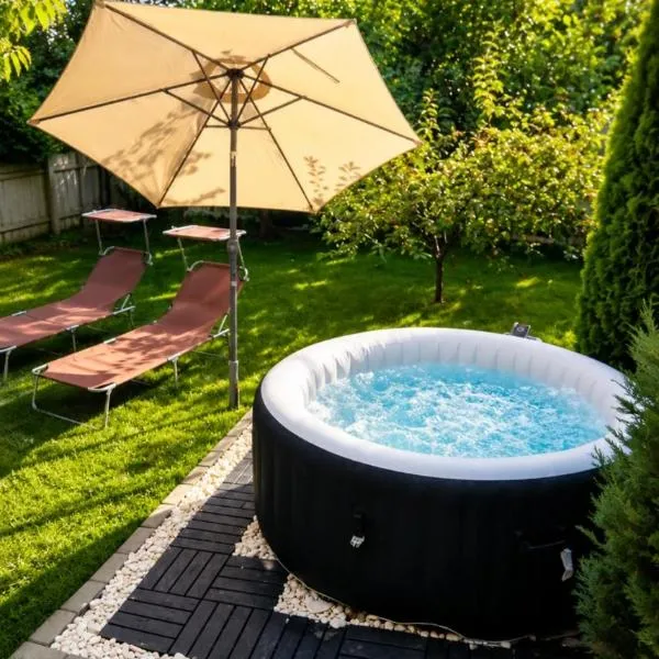 The Green House - Jacuzzi & Garden Escape, hotel Temesváron