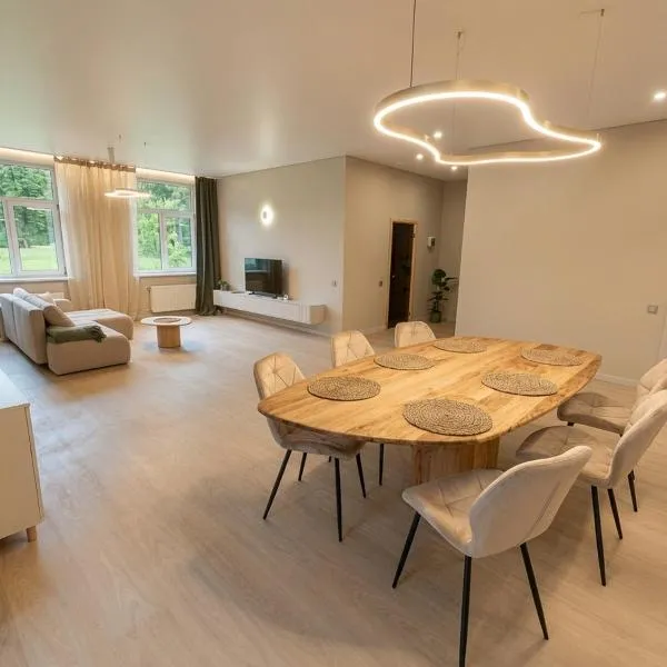 Lapsiņmuiža Pool House, hotel em Dzedri