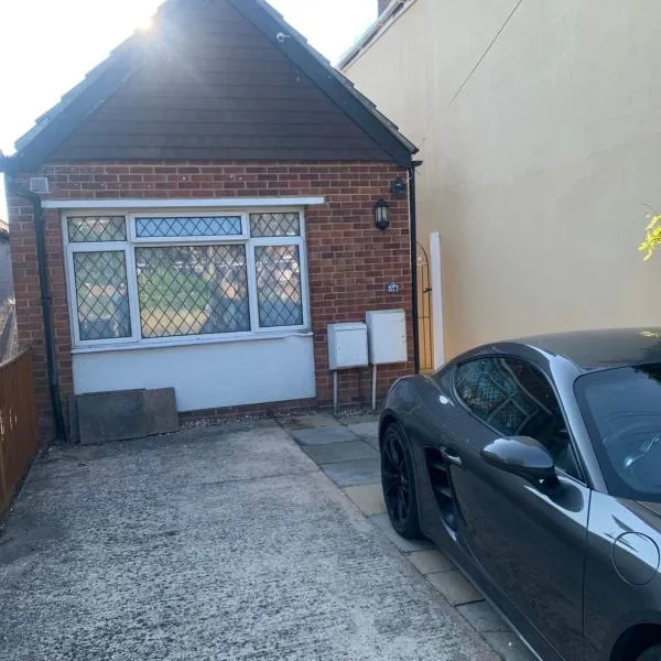 2 bedroom bungalow close to the sea, viešbutis mieste Felpham