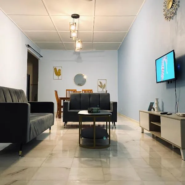 Seraya Homestay Semi-D w Private Yard - 15 mins KLIA, hotell sihtkohas Sepang
