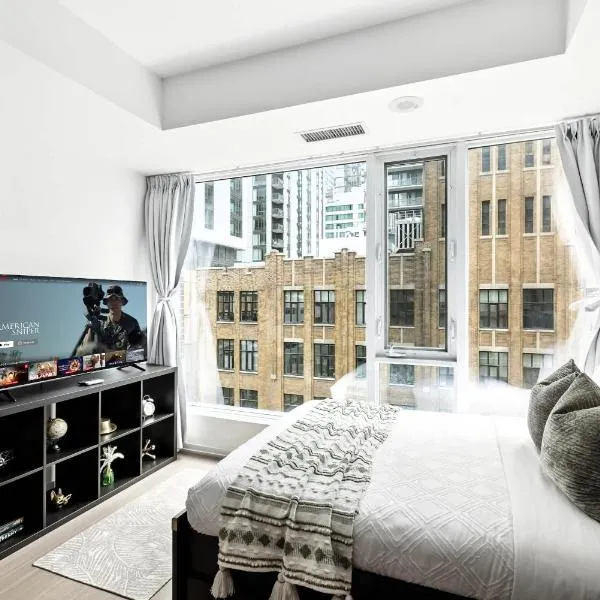 Entertainment District Gem Walk to CN Tower, hotel in Toronto