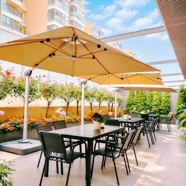 Dayin Serene Garden Hotel -Shanghai Hongqiao North Xinjing Metro Station -Large Social Area -Bar -Café -Gym -Free Laundry Luggage Storage -24H Front Desk-English Service, khách sạn ở Thượng Hải