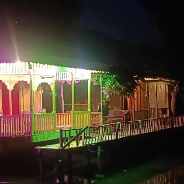 Veena Palace Group Of Houseboats: Srinagar şehrinde bir otel