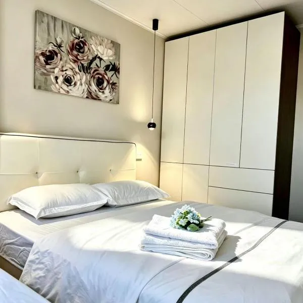 Master Room with Private Ensuite Near McDonald's โรงแรมในนาดี