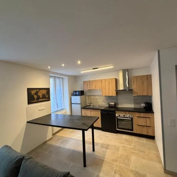 Maison rénovée 6 personnes 3 Chambres: Chanac şehrinde bir otel