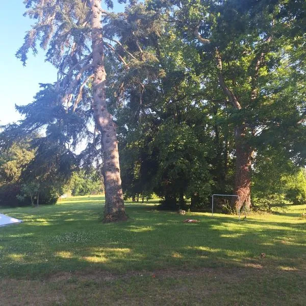Les Roches Blanches Emplacements tente, caravane, camping-car, hotel in Guenroc