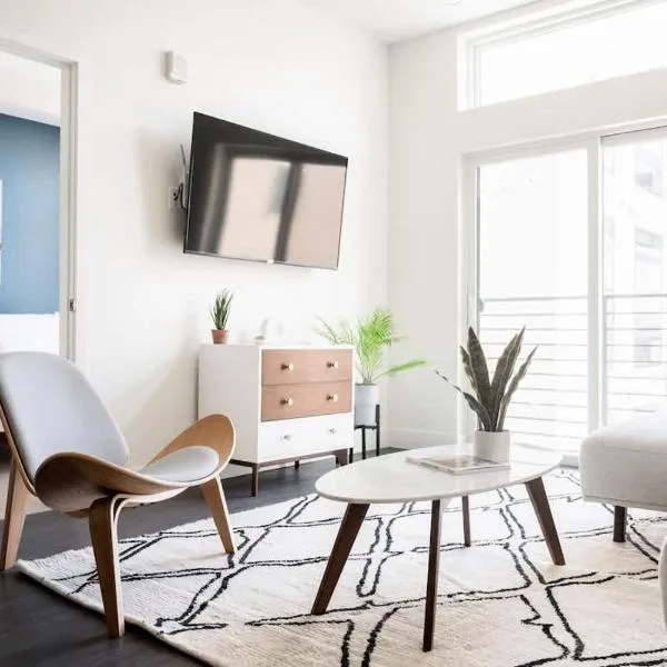 Skyline Blue Modern Loft - Zuni Lofts، فندق في دنفر