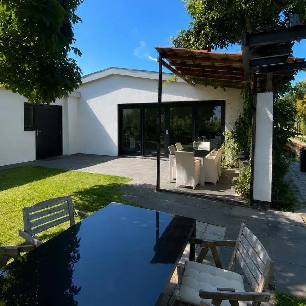Bungalow Haarlem Amsterdam with jacuzzi, ξενοδοχείο σε Vijfhuizen