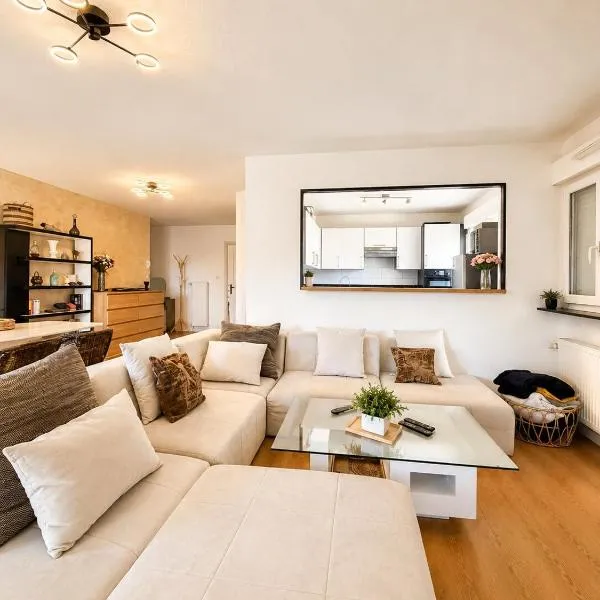 Stylish 2- Bedroom Apartment - Terrace - Free Parking -5min Basel Airport, hotel em Blotzheim