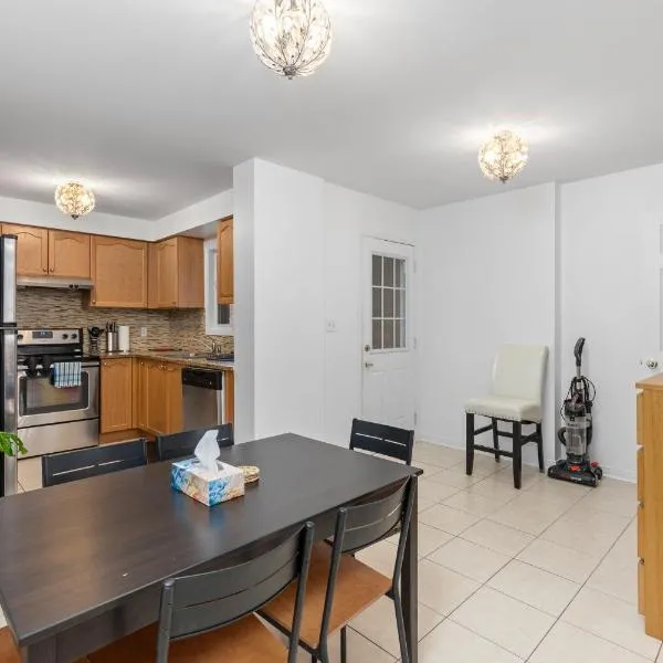 Semi-Private Townhouse - 3 Bedrooms, 4 beds, Free Parking, Wifi, Netflix, - Hosted by Matthew, hotel en Toronto