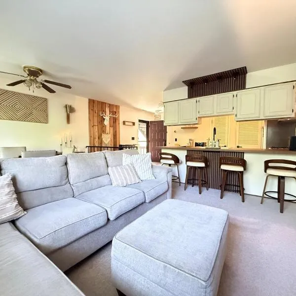 Condo BY Mountain Creek - Waterpark - Ski Resort,位于Vernon Township的酒店