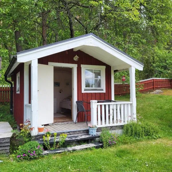 Guest house at E22, nature and free electric car charging, hotel v mestu Edsbruk