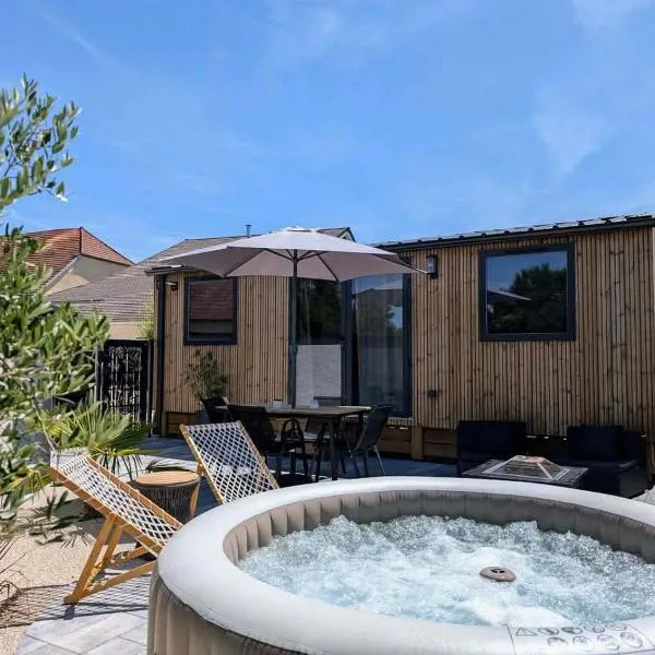 Tiny house climatisé et jacuzzi privatif, hotel Saint-Loup-Nantouard városában