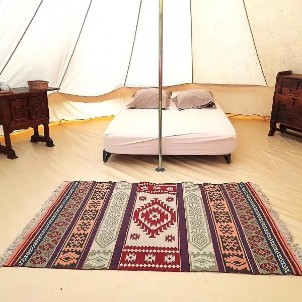 Glamping en Tente Yourte, hotel u gradu Ispagnac