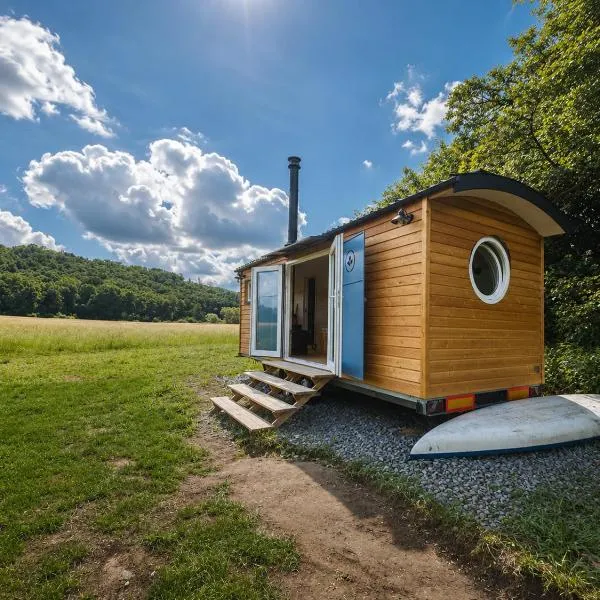 maringotka Hedvika glamping, hotel in Pašice