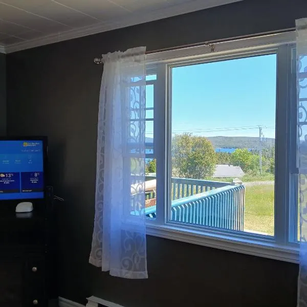 Newfie and a Yankee Bungalow, hotel in Placentia