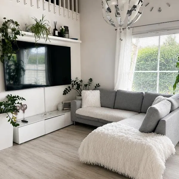 Hopea Villa, Vuokatin ytimessä sisältyy Sauna, ilmainen pysäköinti, Wi-Fi, iso 75smartTV, omapiha, sopii perheille, parvellinen tilava kaksio, 1x 160cm sänky, 1x 160cm vuode sohva, 2x 120cm sänky、ブオカッティのホテル