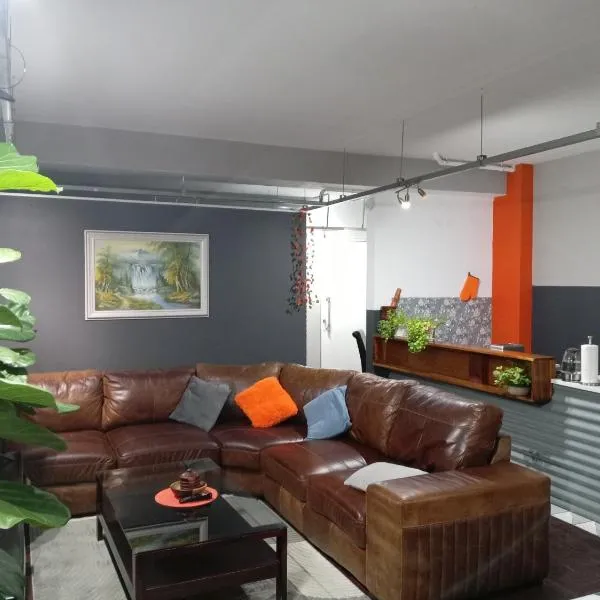 Warm & Luxury Stay at Maboneng with Kingbed HugeTV WiFi, hotel in Johannesburg