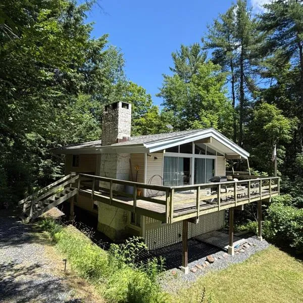 Cabin on the hill Ascutney, hotel em Jenneville