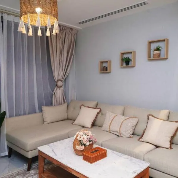 Elegant 2BR Jade Serenity - Masdar City Retreat, hotel v destinaci Al Qurayyah