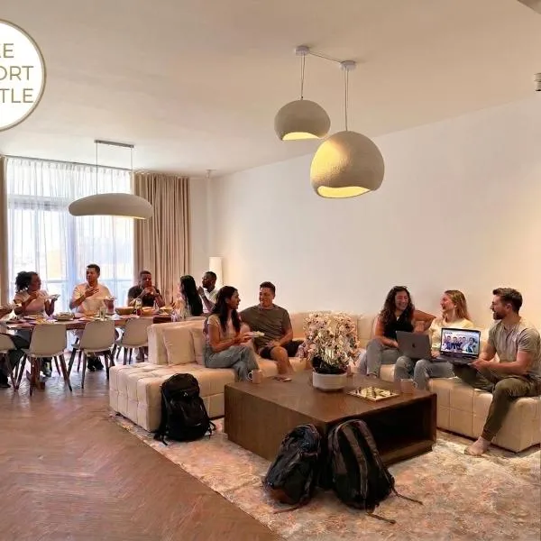 Seven Emirates Luxe Hostel - Yas Island Gate, hotel di Abu Dhabi
