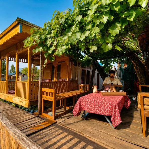 Veena Palace Group Of Houseboats, хотел в Сринагар