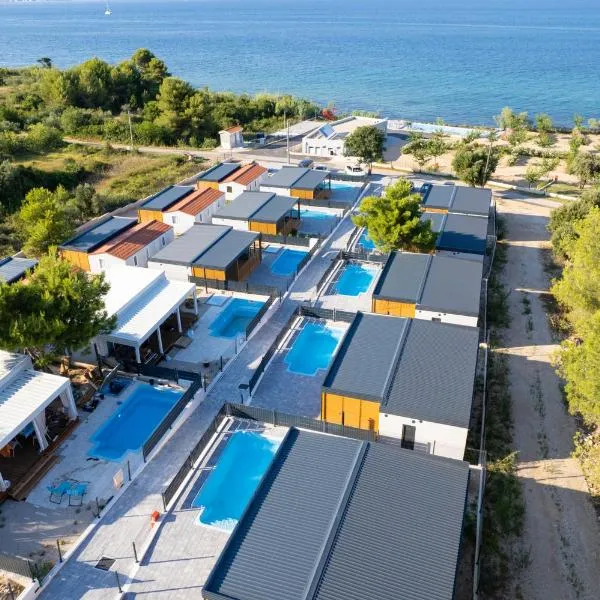 Camping Nevia - Mobile Homes with Heated Private Pool, hotel en Neviđane