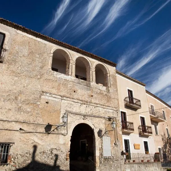 Castello di Altomonte, hotel v destinaci Altomonte