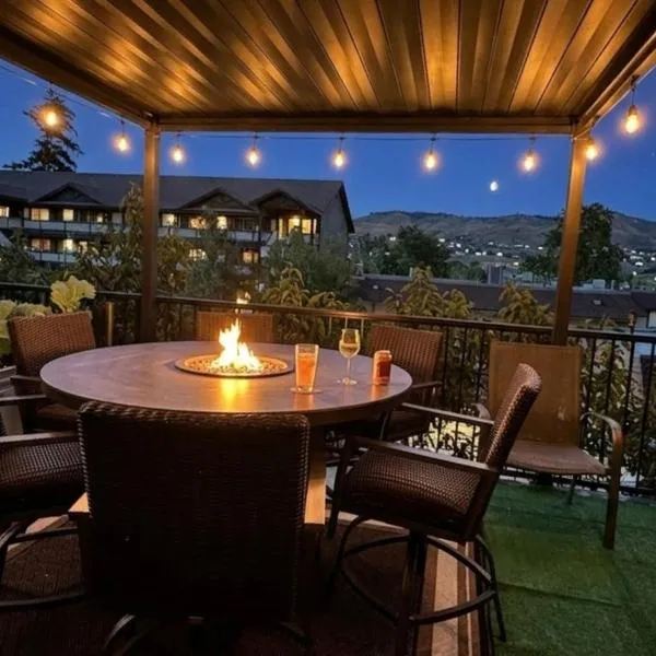 Lakeside luxury with hot tub and pool, hotel in Chelan