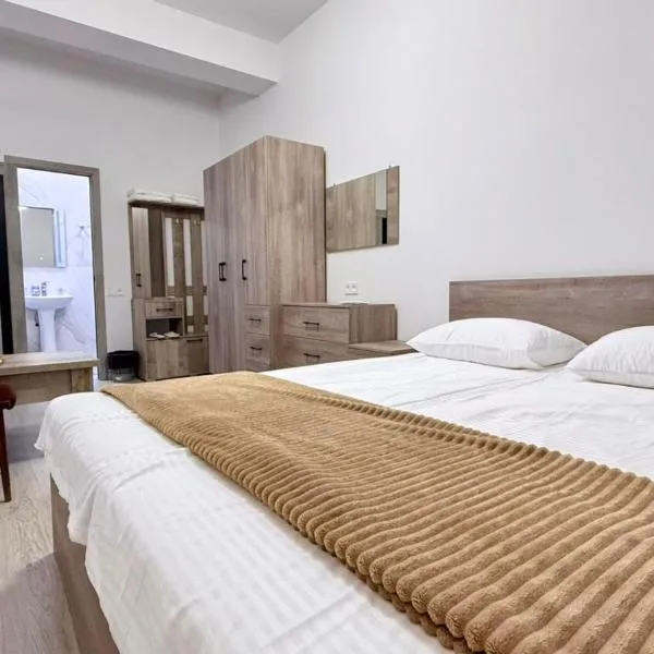 AeroStay Near to Airport, hotel di Zvartnots International Airport