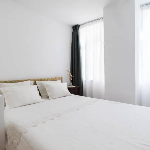Little duplex in Alfama, hotel i Lissabon