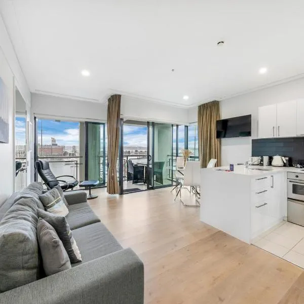Sun Soaked Corner Apartment with Harbour View, hotel in Auckland