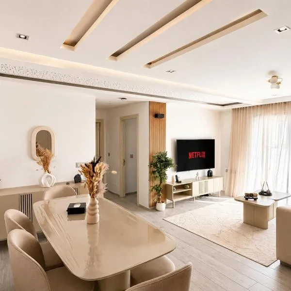 Luxury 2BR Apartment Private Jacuzzi 10mins From Airport, hotel di Tunis
