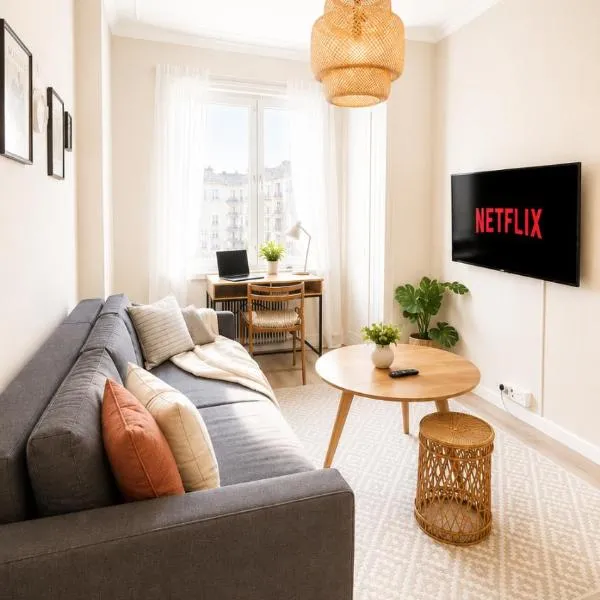 GuestFirst- Modern Boho Charm in Kallio Helsinki Center, hotel di Helsinki