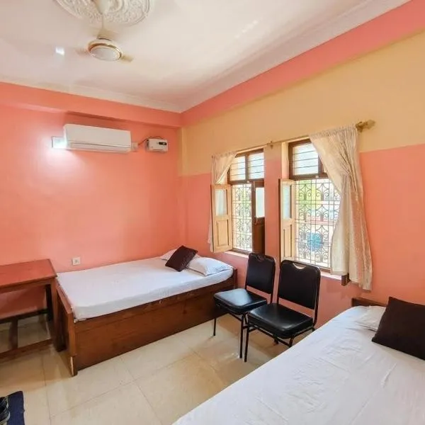 Raj Mahal guest house and Lodge، فندق في Janakpur