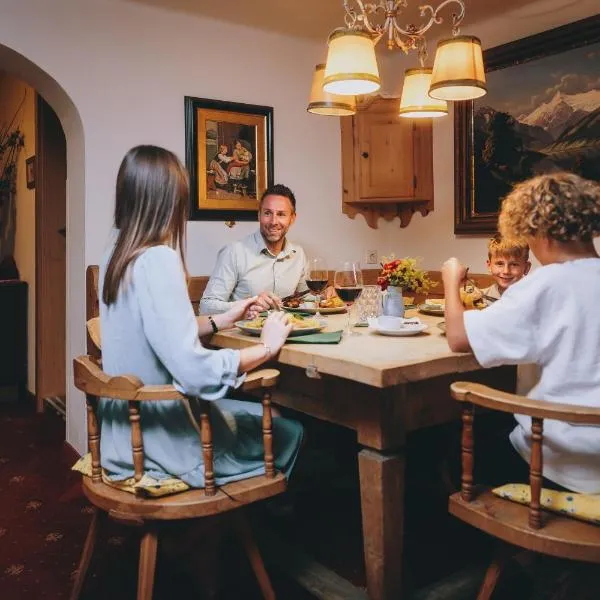 Hotel Gasthof Kröll, 1x Großglockner kostenlos, Kinder bis 12 Jahre frei, Restaurant mit regionaler Küche, готель у місті Нідернзілль