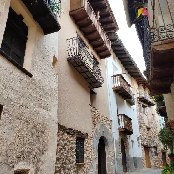 Casa Les Donfelises, hotell i Peñarroya de Tastavins