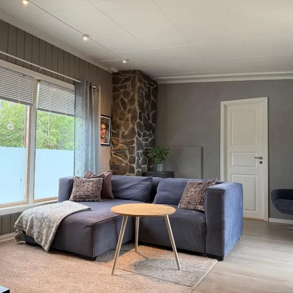 Main part of a detached house, 3 bedrooms, large parking area!, hotel i Lakselv