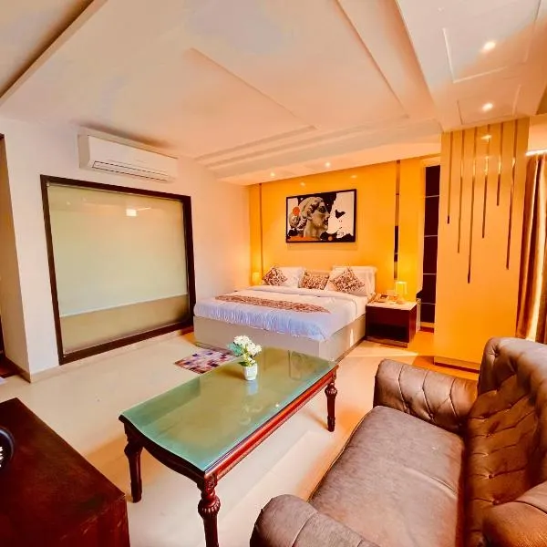 Hotel Hollywood Vibes #riverview #premium rooms #prime location #most awarded #parking #top rated #open terrace #lawn #best selling hotel in manali, ξενοδοχείο σε Manāli