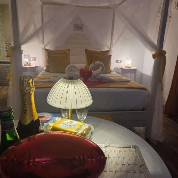 Habitación ideada para parejas con Jacuzzi, desayuno romántico y opción de cenas en su restaurante, hotel in Villamiel