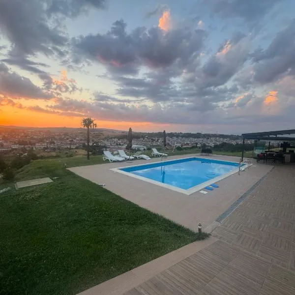 Viesnīca Luxury Villa Rafaela Οικογενειακή βίλα με ιδιωτική πισίνα, BBQ κ παιχνίδια Ιδανική για οικογένειες με παιδια pilsētā Grevena