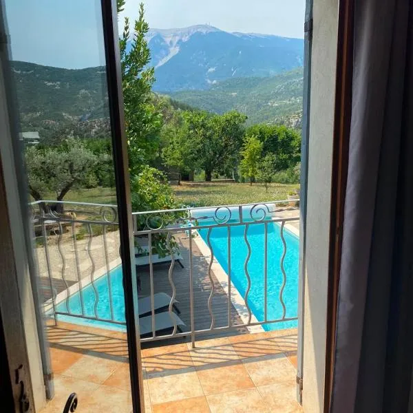 Chambre une fenêtre sur le Ventoux la Clue, hotel di Plaisians