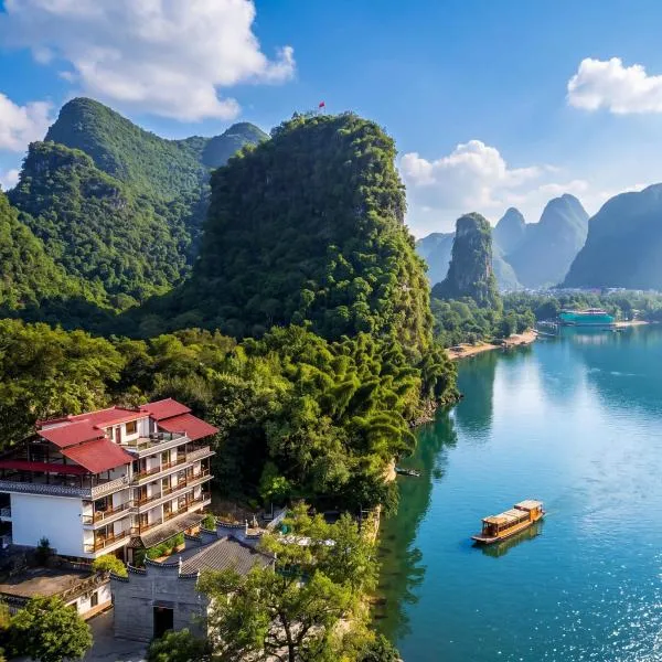 Yangshuo River Lodge Hotel--English speaking team&Swimming pool&Activties organized&Free pick up from Airport or TS over 3 nights, hotelli kohteessa Yangshuo