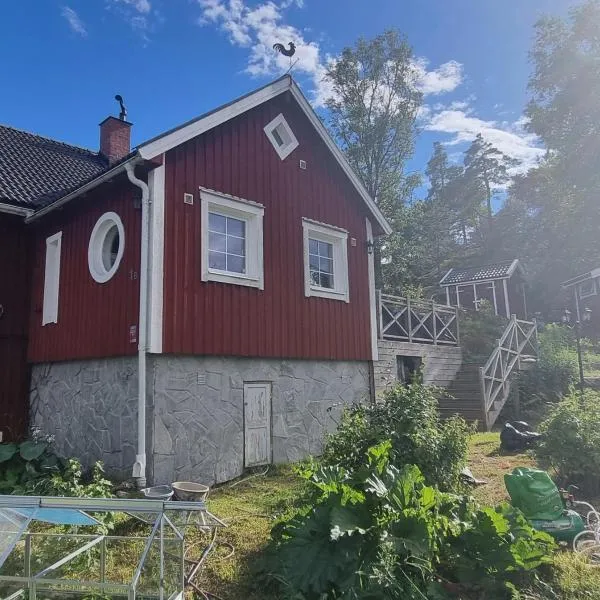 The Red Mini Cottage, hotel in Huddinge